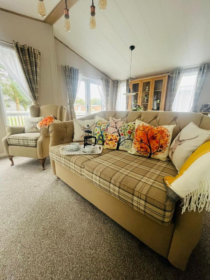 Lucky Lodge With Hot Tub Йорк Экстерьер фото