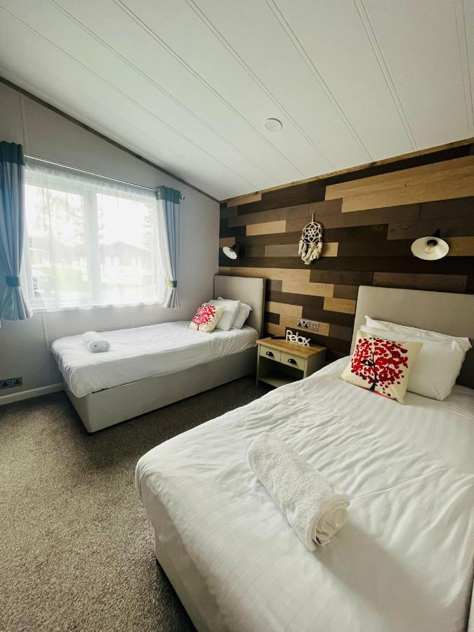 Lucky Lodge With Hot Tub Йорк Экстерьер фото